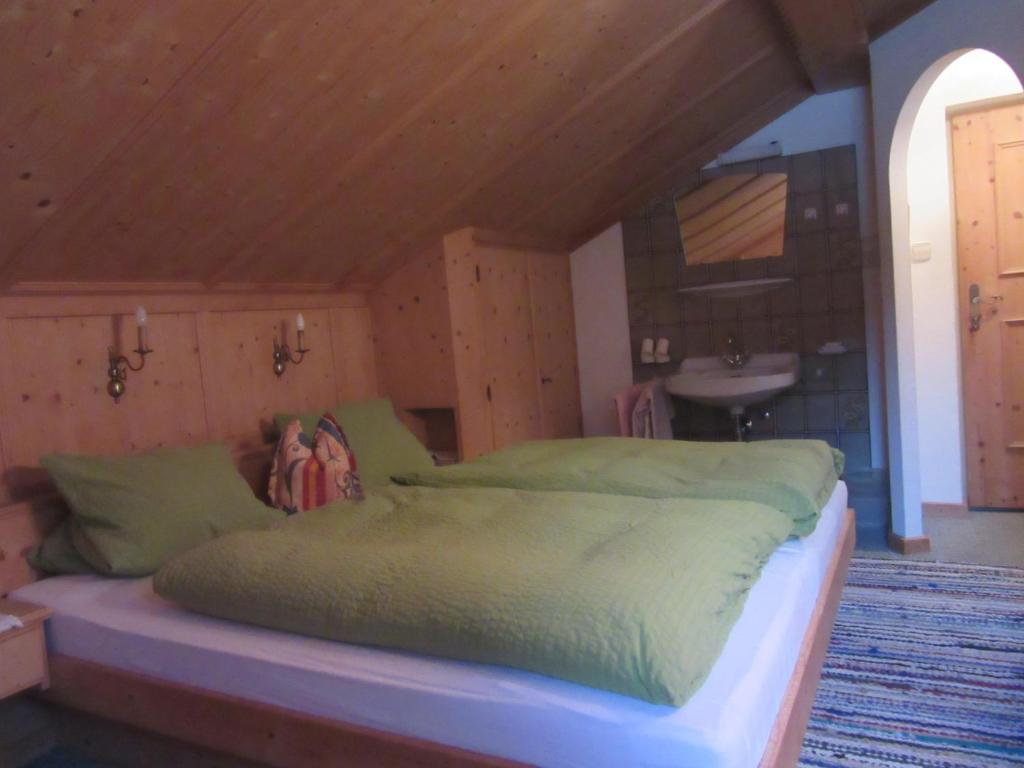 Postel nebo postele na pokoji v ubytování Gasthof Waldrast