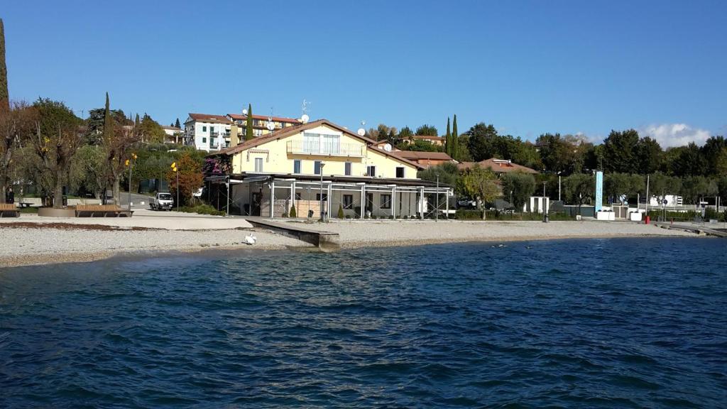 a house on the shore of a body of water at Il Giglio in Moniga