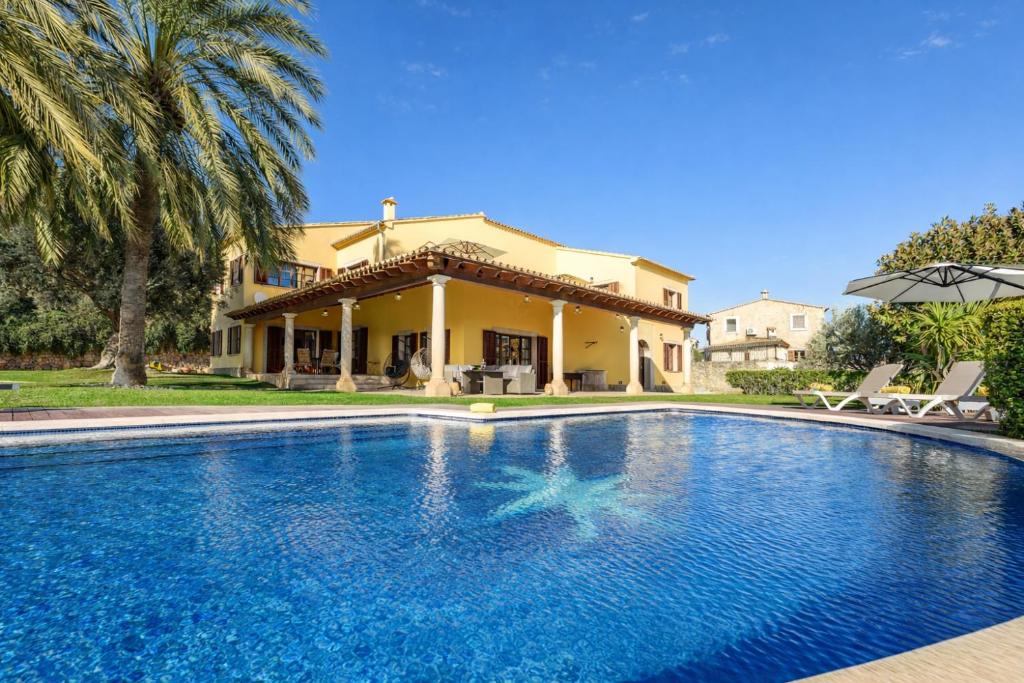 a large swimming pool in front of a house at Villa Nobleza, oasis con piscina y gimnasio a 2 min del centro in El Port de la Selva