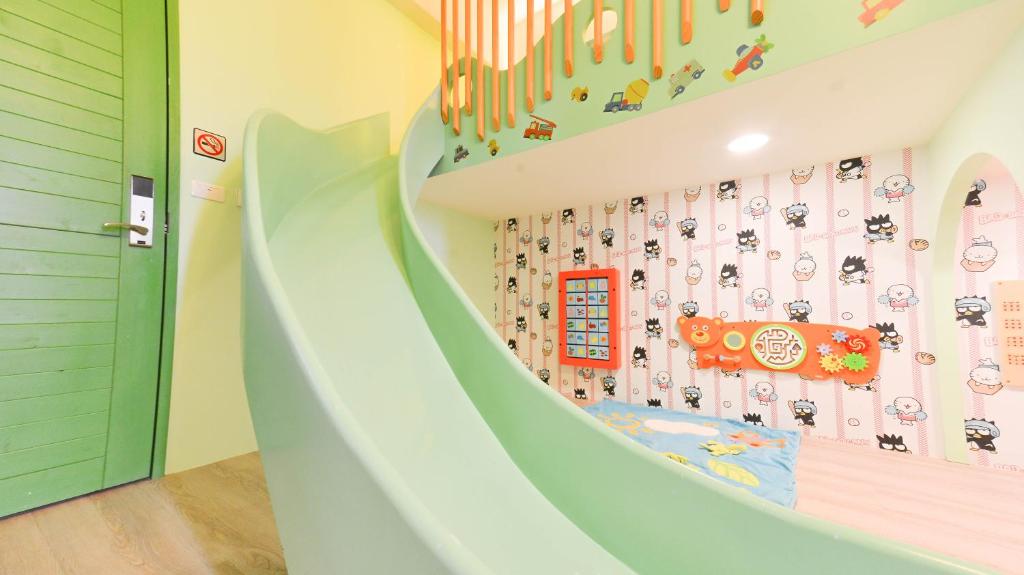 an escalator in a childs room with a slide at Minsuku B&amp;B in Taitung City