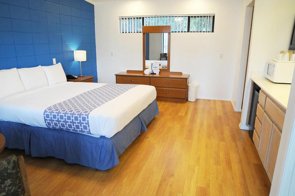 Postel nebo postele na pokoji v ubytování CCBC Resort Hotel - A Gay Men's Resort