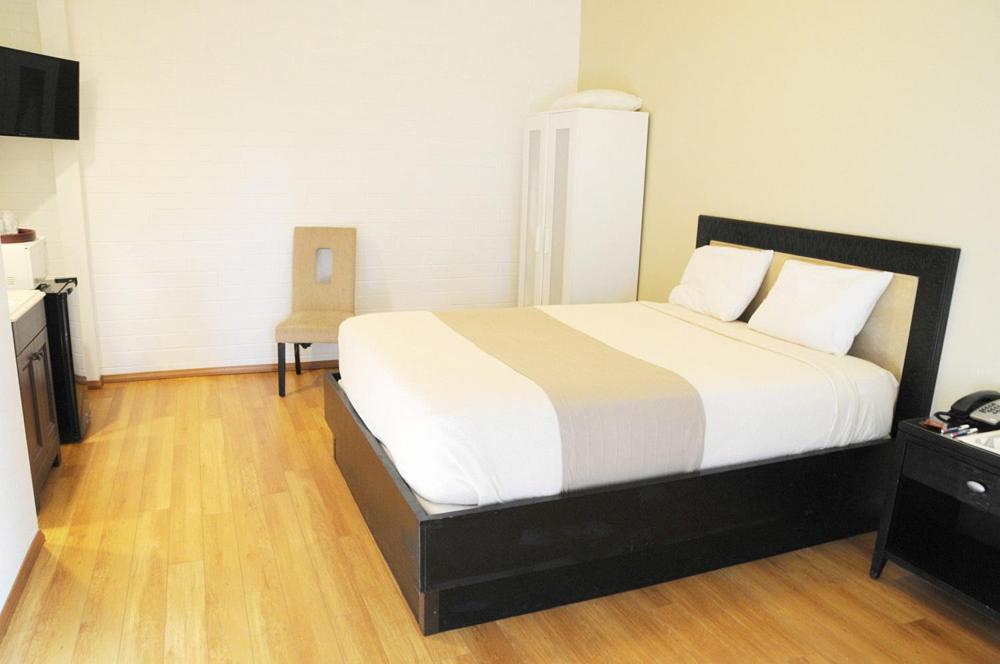 Postel nebo postele na pokoji v ubytování CCBC Resort Hotel - A Gay Men's Resort