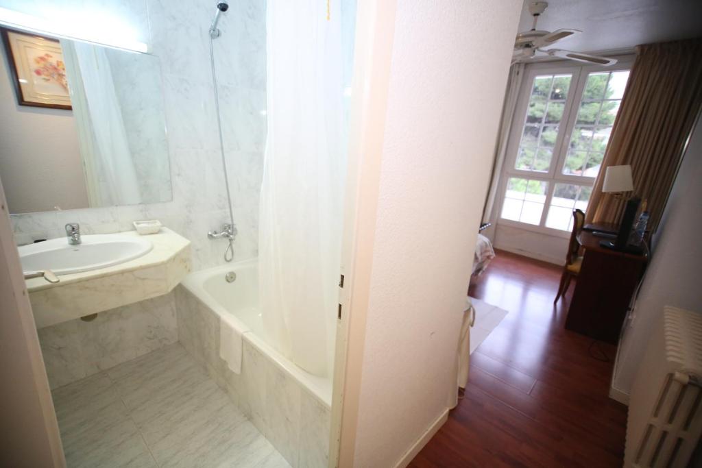Koupelna v ubytování Hotel Pintor Marsà