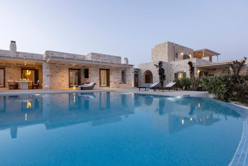 a large swimming pool in front of a house at Villa Caelia in Santa Maria