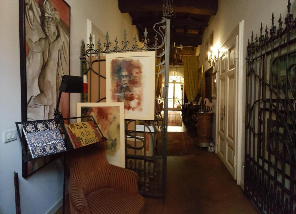 un pasillo con fotos en las paredes de una casa en Maison 26 - Luxury Suites, en Rávena