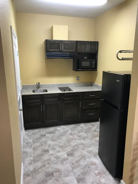 Deluxe Inn & Suites - Baytown photo