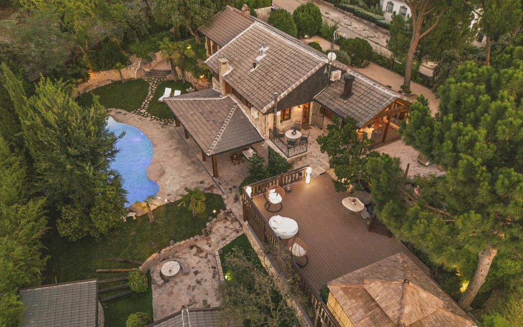 an aerial view of a house with a swimming pool at Villa Oasis Madrid in Batres