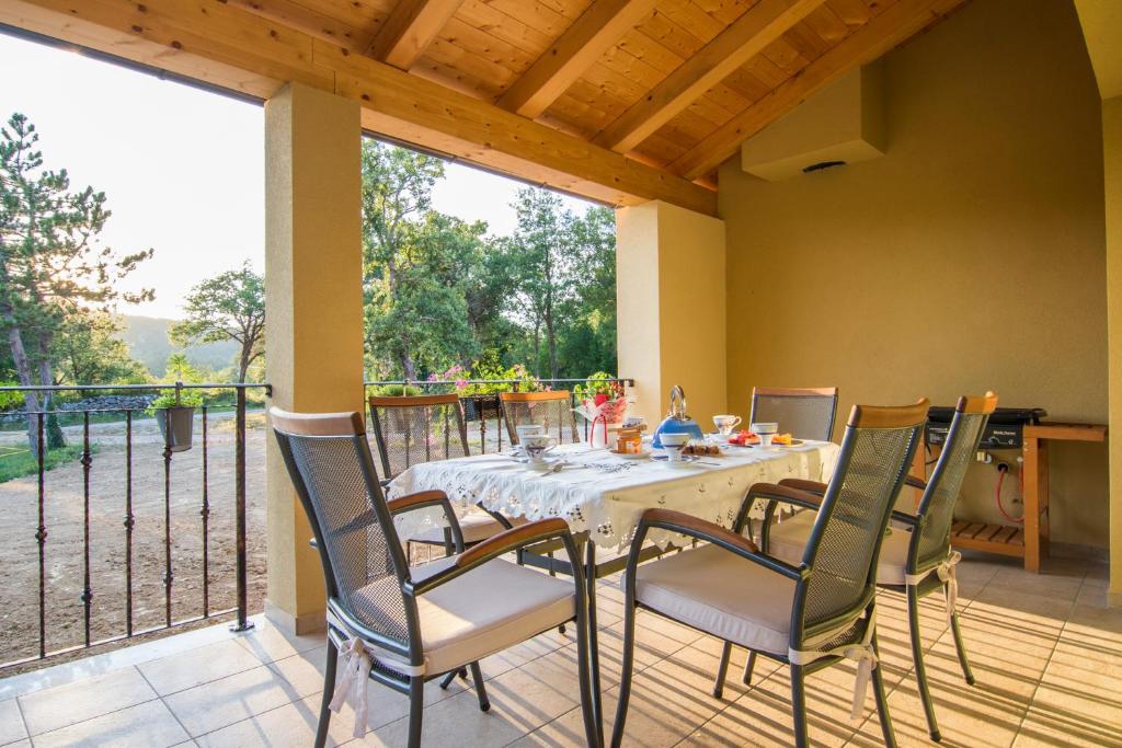 Balcon ou terrasse dans l&#39;&eacute;tablissement Villa Mare &amp; Monti Istra