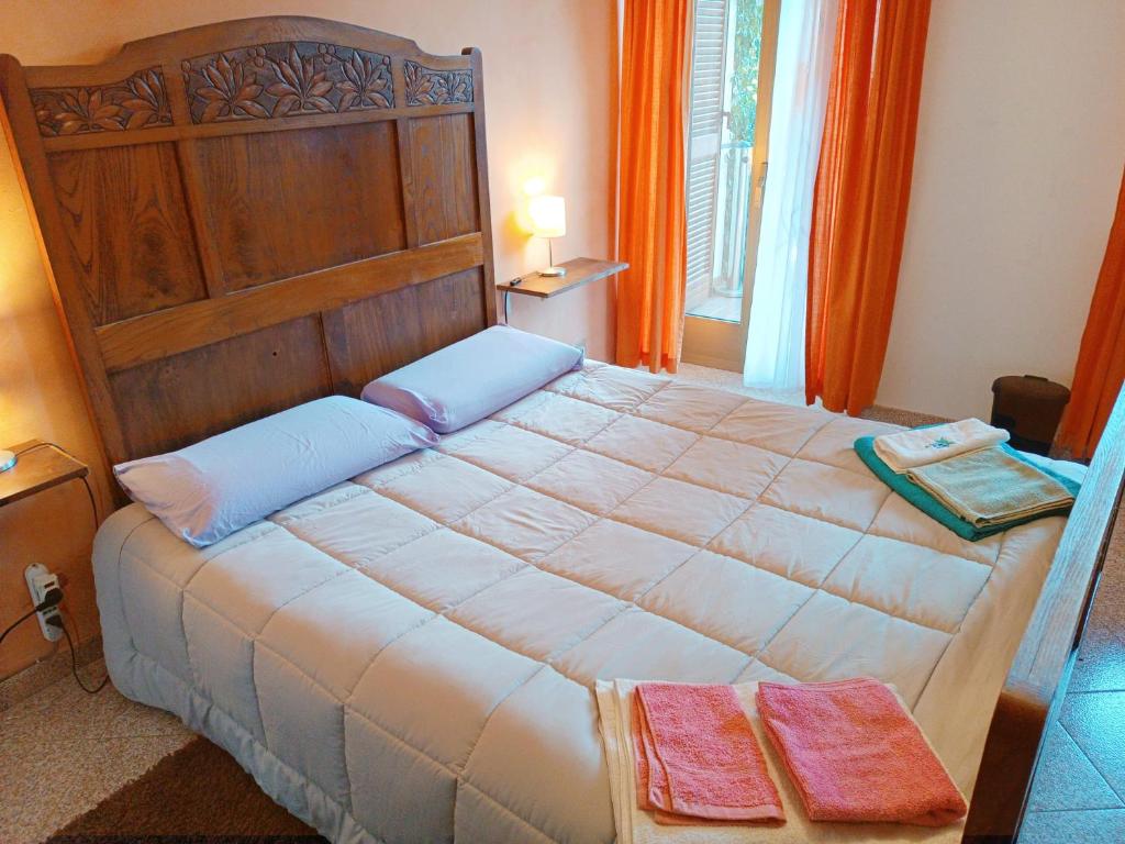 a bedroom with a large bed with two towels at Risveglio 16 in San Giovanni