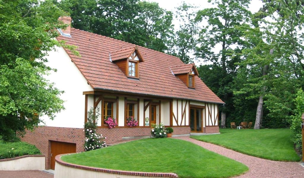 a small brick house with a red roof at De Cian in Saint-Valéry-sur-Somme