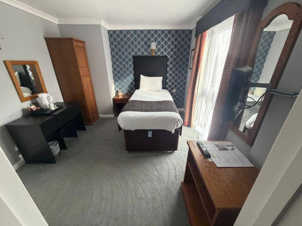 Raven Hotel by Greene King Inns - 