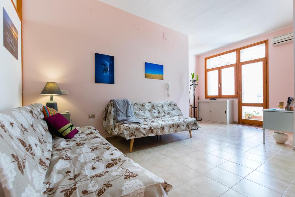 een woonkamer met een bank en een tafel bij Appartamento Eleonora in SantʼAntìoco