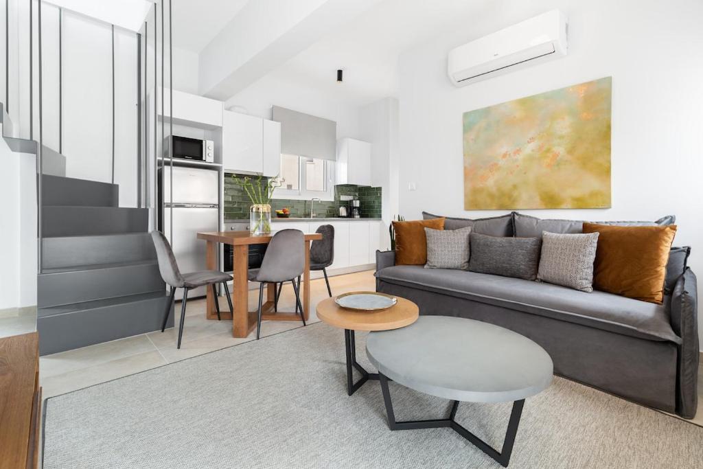 Sun-Splashed Top-Floor Duplex w Outdoor Jacuzzi!