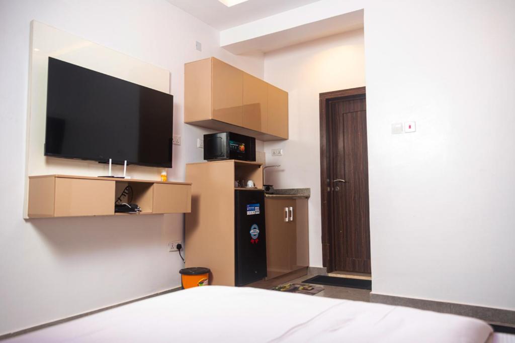 a room with a bed and a flat screen tv at Nestoria in Sagisa
