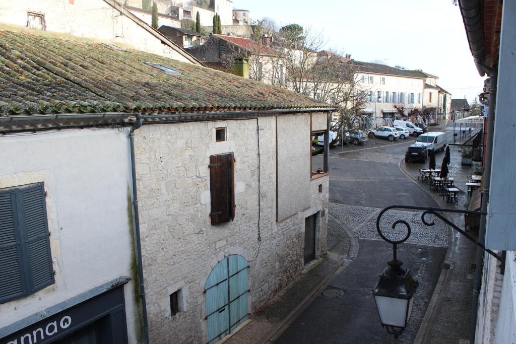 a building with a light on the side of a street at Oasis de Compostelle in Lauzerte