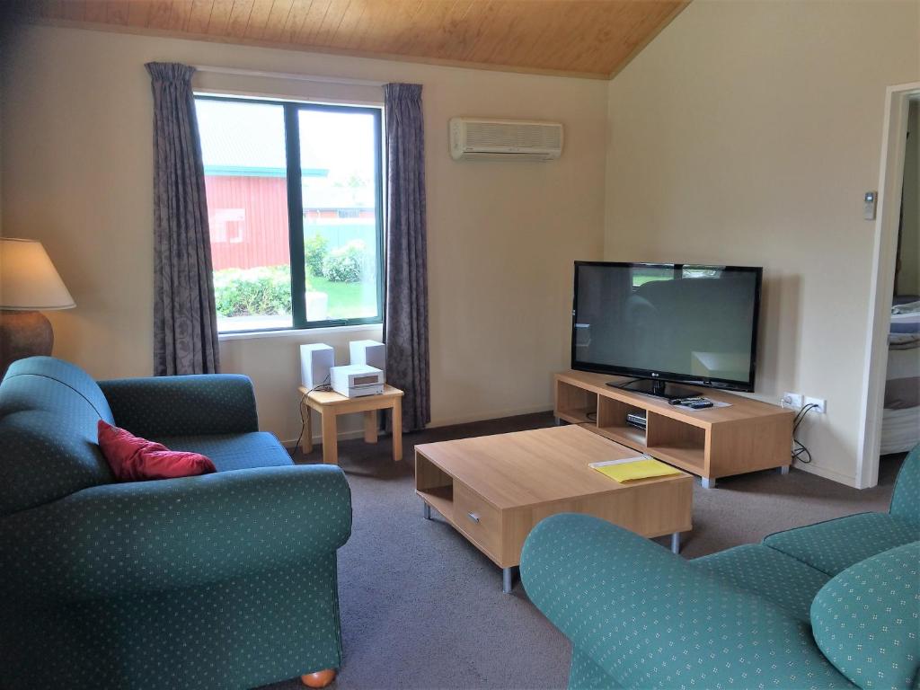 TV a/nebo společenská místnost v ubytování Cedar Chalets and Barkers Lodge