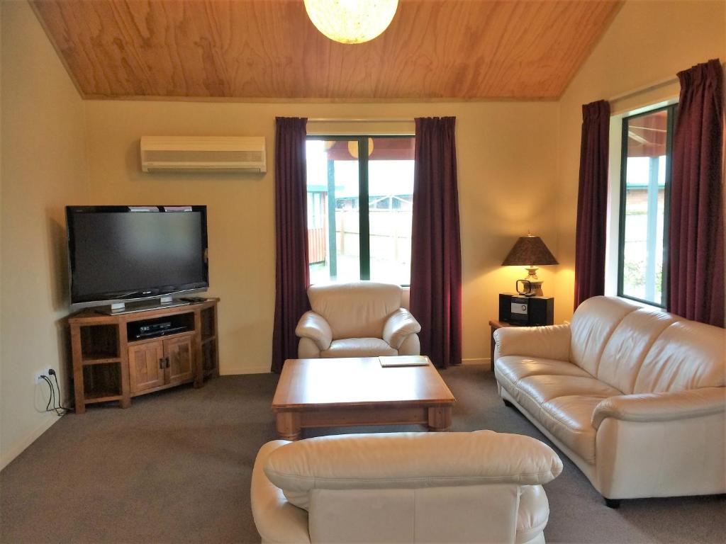 TV a/nebo společenská místnost v ubytování Cedar Chalets and Barkers Lodge