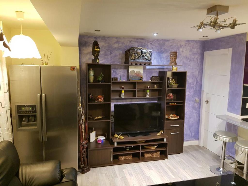 Televízia a/alebo spoločenská miestnosť v ubytovaní Balandra Flat