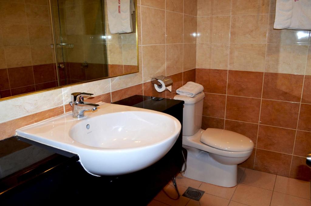 Koupelna v ubytování Lintas Plaza Hotel