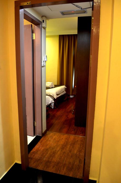Postel nebo postele na pokoji v ubytování Lintas Plaza Hotel