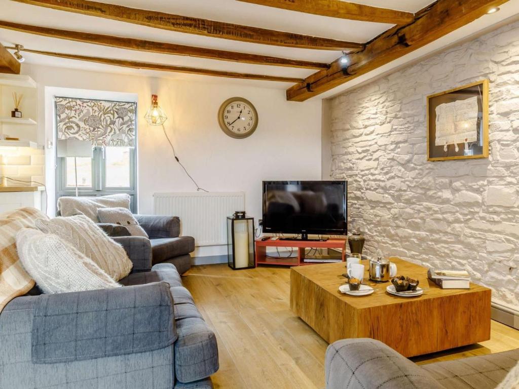 a living room with two couches and a tv at 2 Bed in Brecon oc-bn310 in Cray