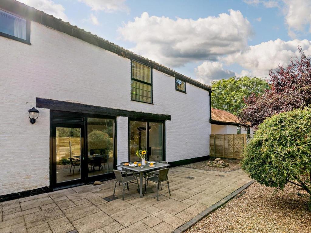 a patio with a table and chairs in front of a house at 2 Bed in Doncaster oc-93150 in Mattersey