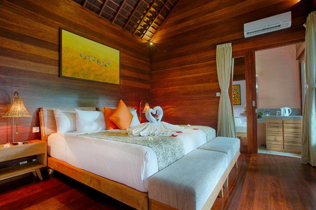 Postel nebo postele na pokoji v ubytování Ubud Padi Villas