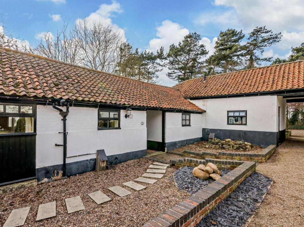 a house with a garden in front of it at 3 Bed in Doncaster oc-91307 in Mattersey
