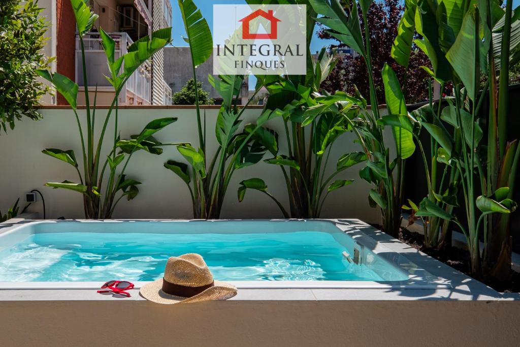 a hat sitting in a hot tub with plants at Le Coin de Palamós in Palamós