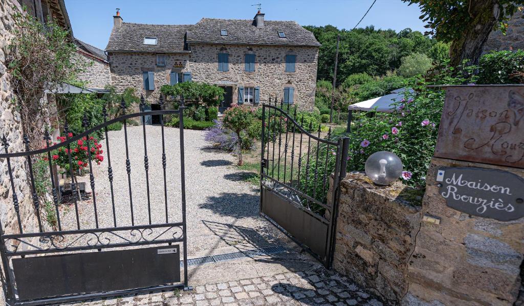 an entrance to a house with an iron gate at La Maison Rouziès in La Bastide-lʼÉvêque
