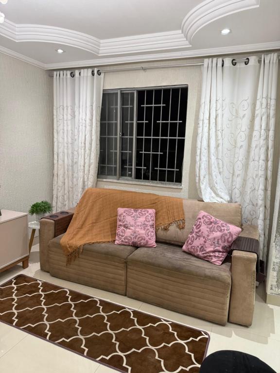 a living room with a couch and a window at Apartamento de Denise in Aracaju