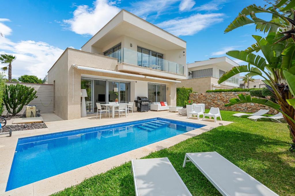 a villa with a swimming pool and a house at 3110 Villa Malibu in Vistabella