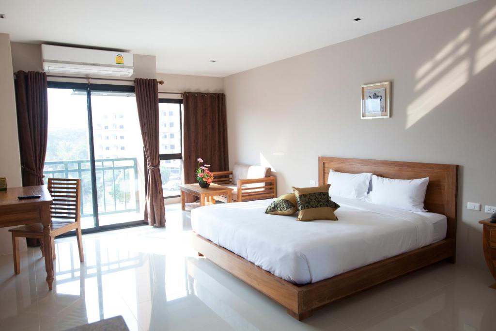 1 dormitorio con 1 cama grande y balcón en The Sun Terrace, en Chiang Mai