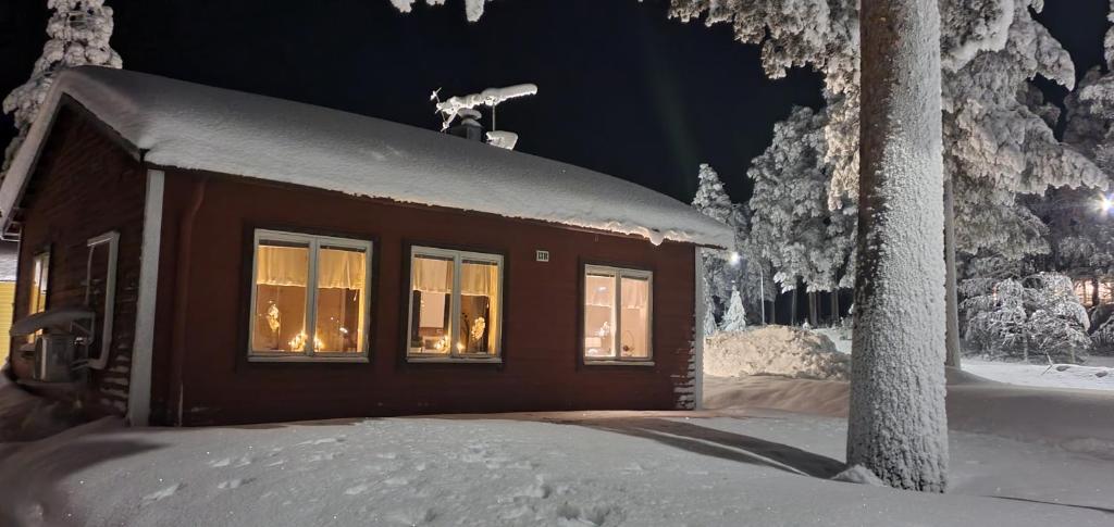 a small building with snow on the top of it at Ferienstuga Lappland Kristineberg in Kristineberg