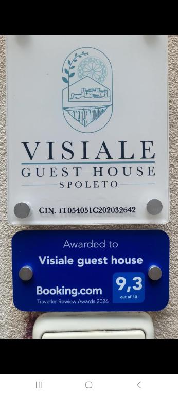 a sign for a vista guest house on a wall at Visiale guest house in Spoleto