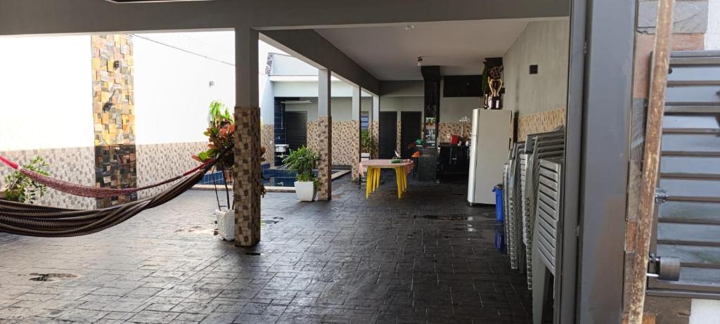 a room with a hammock in the middle of a building at Casa para agrishow in Ribeirão Preto