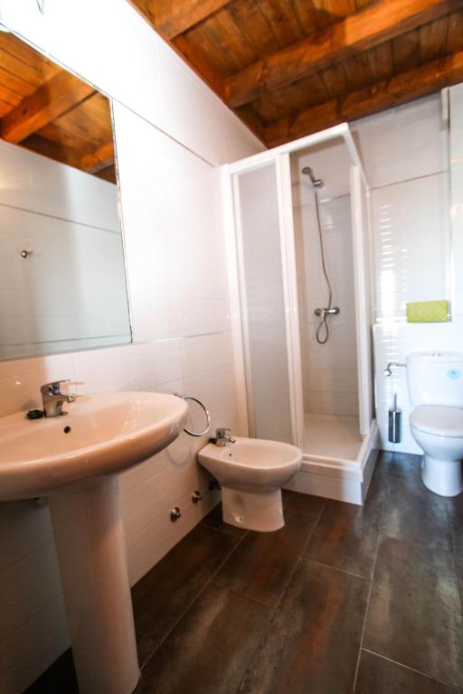 Koupelna v ubytování Apartamentos Monterodiles
