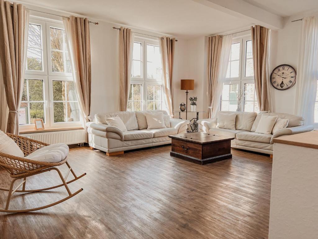 a living room with two couches and a coffee table at "Unnen" in der Alten Schule Greetsiel in Krummhörn