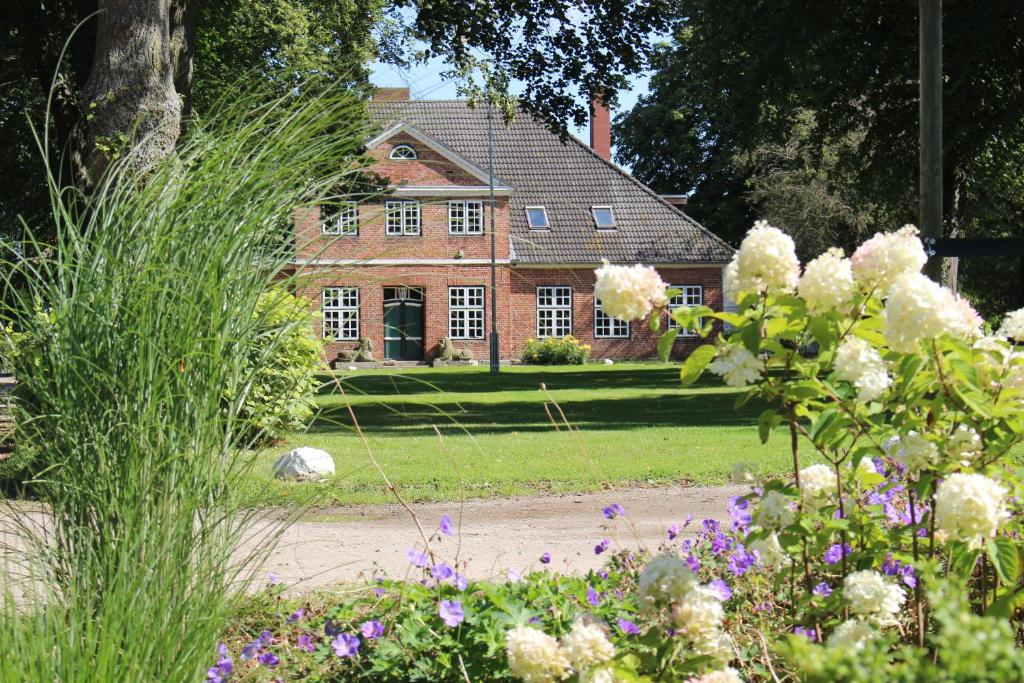 a house with a garden with flowers in front of it at Clara Elisabeth in Döhnsdorf
