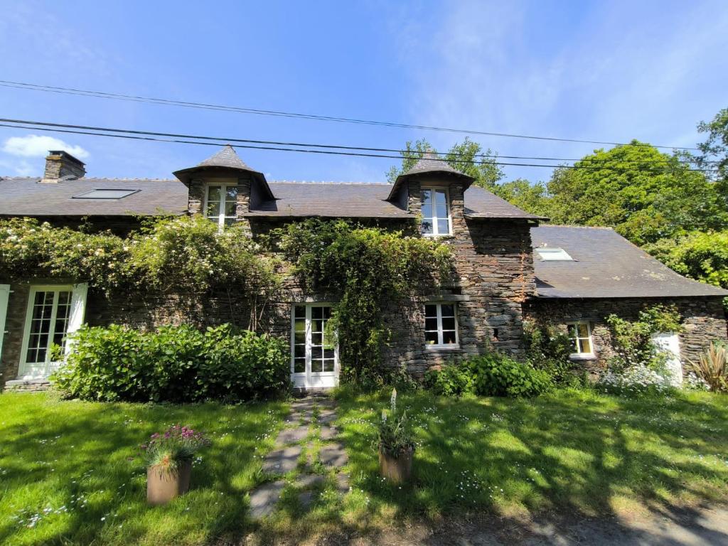 an old brick house with ivy on it at La Mérais in Marsac-sur-Don