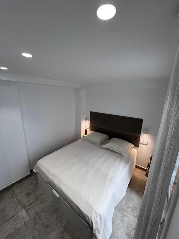 a bedroom with a large white bed in a room at Centro Histórico - Beneficencia Flat in Valencia