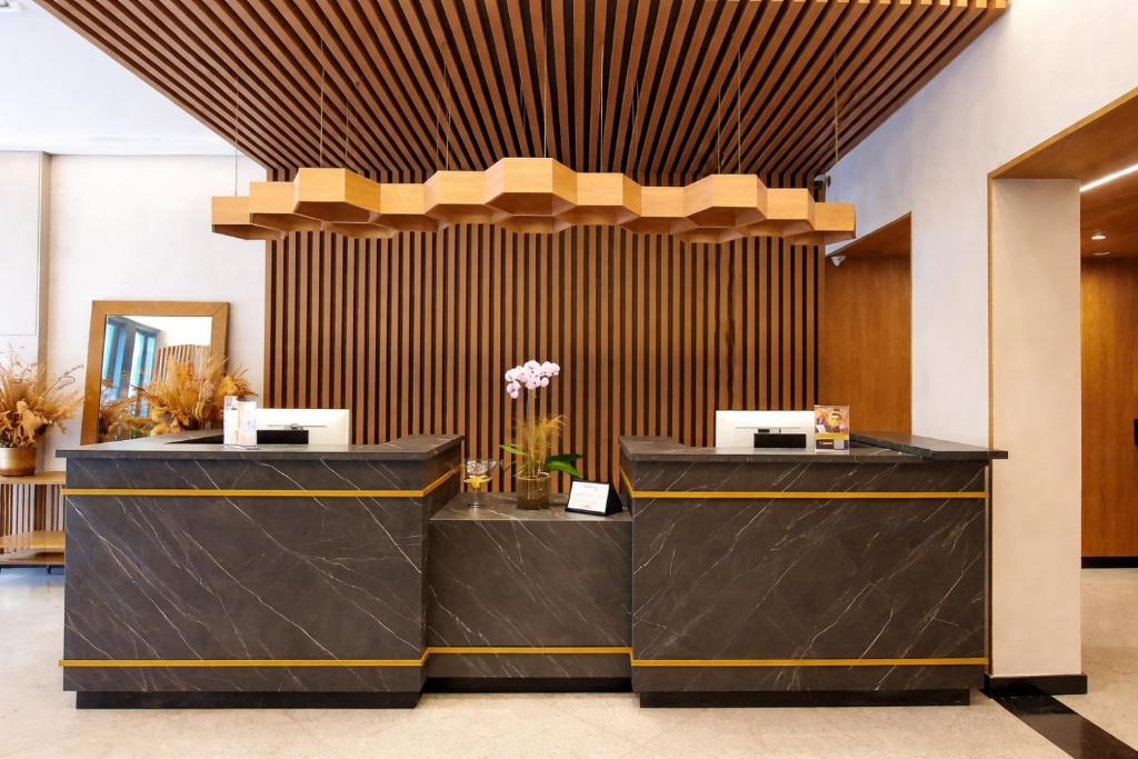 eine Lobby mit zwei Theken, die mit Blumen geschmückt waren in der Unterkunft Hotel Ouro Mel in Santa Bárbara