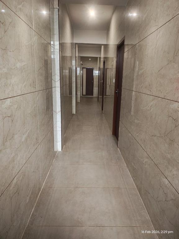 an empty hallway in a building with a hallwayngth at Sri Madapallii in Tiruchirappalli