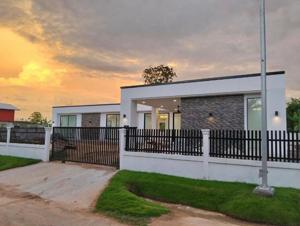 a house with a fence in front of it at Villa Kitima homestay in Ban Chat