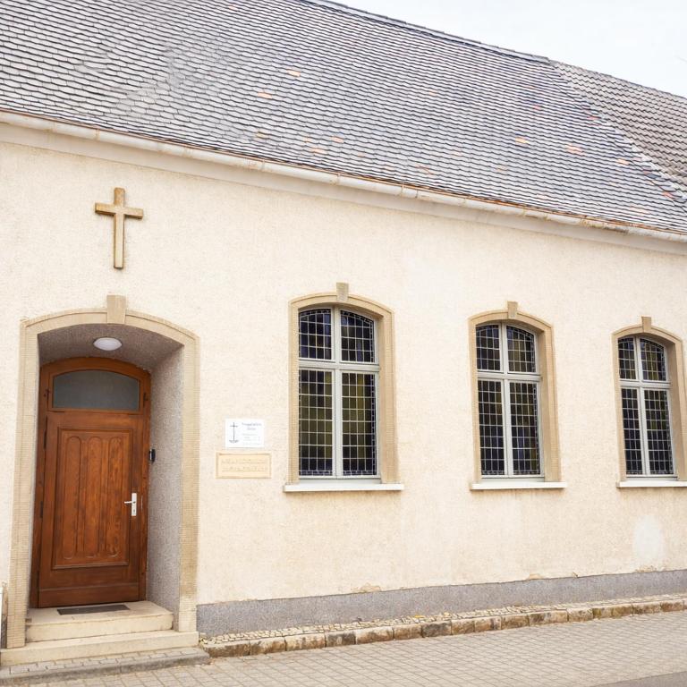 a church with a wooden door and three windows at ehemalige Kirche in neuem Glanz in Oranienbaum-Wörlitz