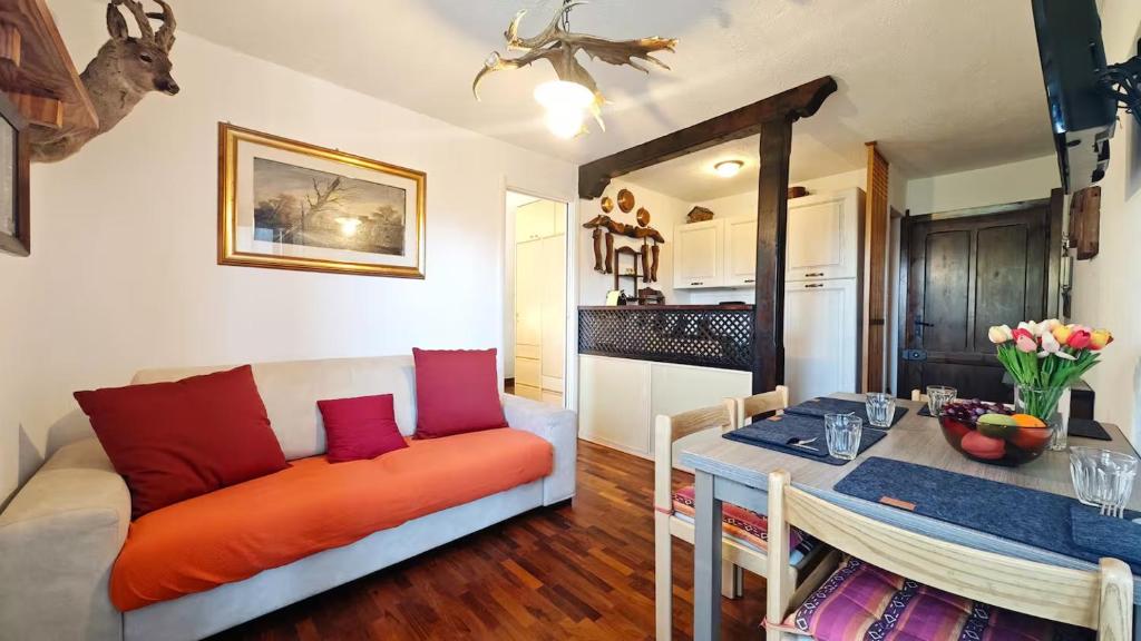 a living room with a couch and a table at Hostdomus - La Tana della Volpe in Sauze d'Oulx