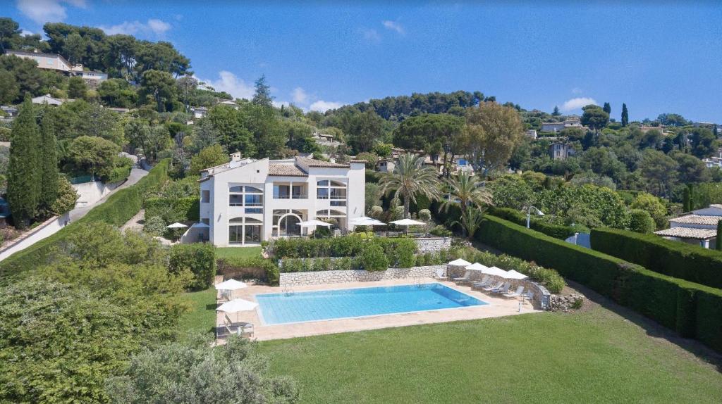 an aerial view of a house with a swimming pool at Villa Saint Maxime in Saint Paul de Vence