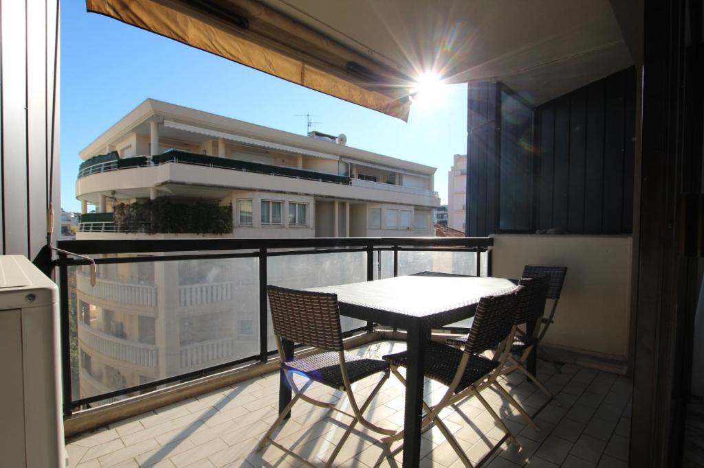 PROCHE CARLTON One bedroom Apartment