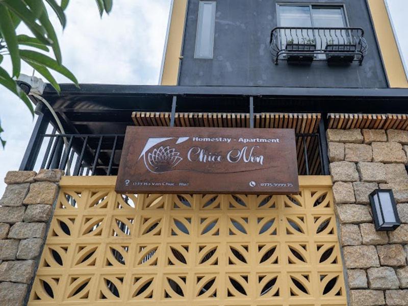 a sign on the side of a building at Nhà Nghỉ Chiếc Nón in Thôn Dương Xuân Hạ