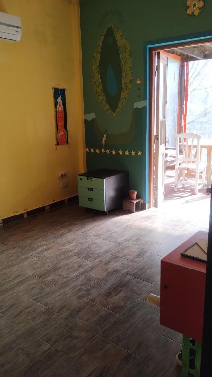 a room with a yellow wall and a wooden floor at Habitación en Casa Museo in Villa Garibaldi